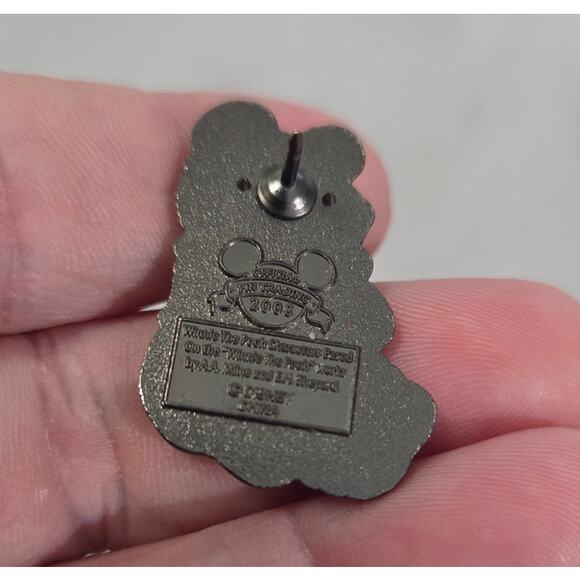 2008 Winnie the Pooh Baby Bear Eating Honey Pot Disney Trading Pin - Picture 3 of 4